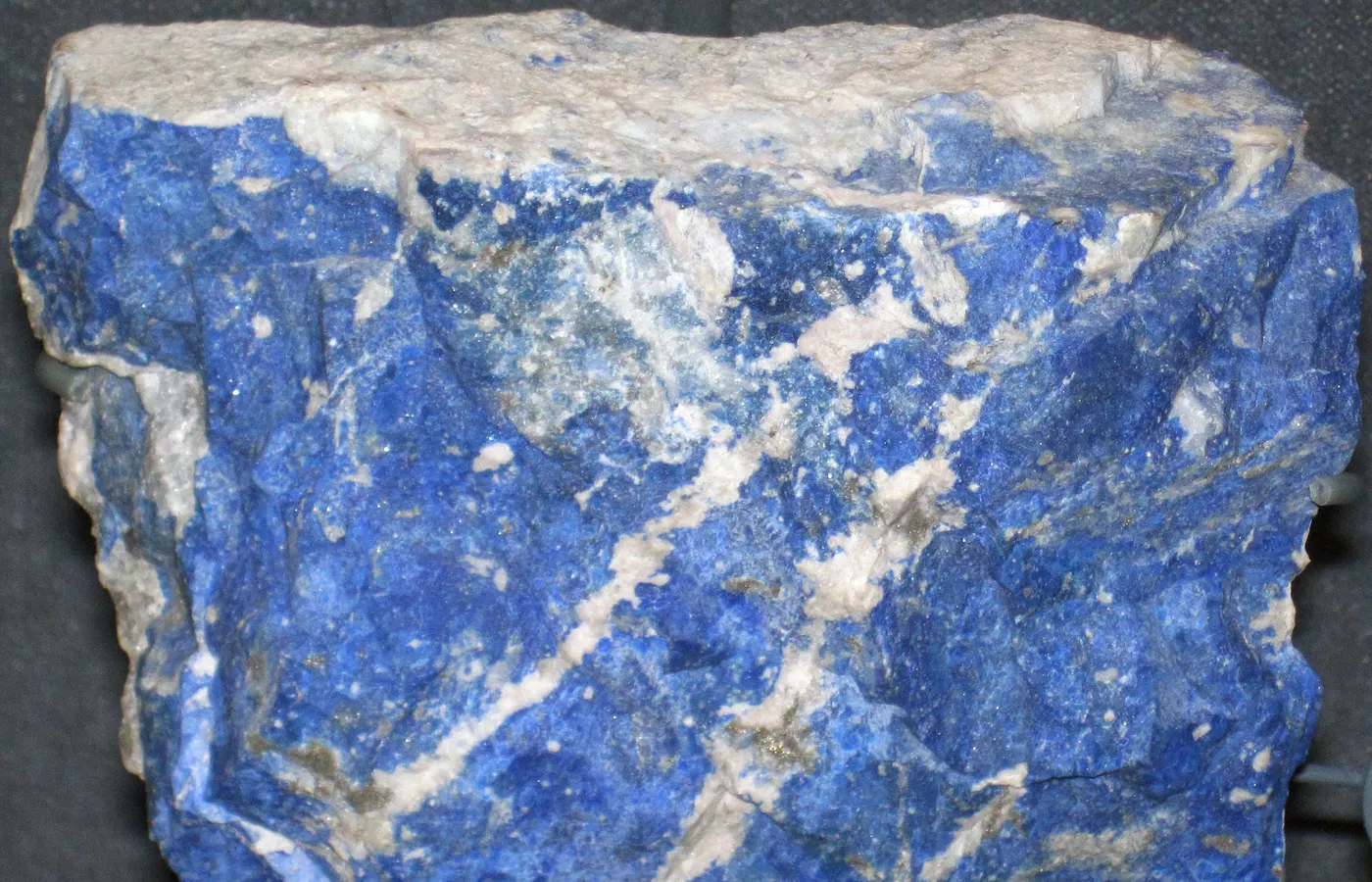 Lapis-lazuli bleu avec inclusions à préserver de l'eau prolongée