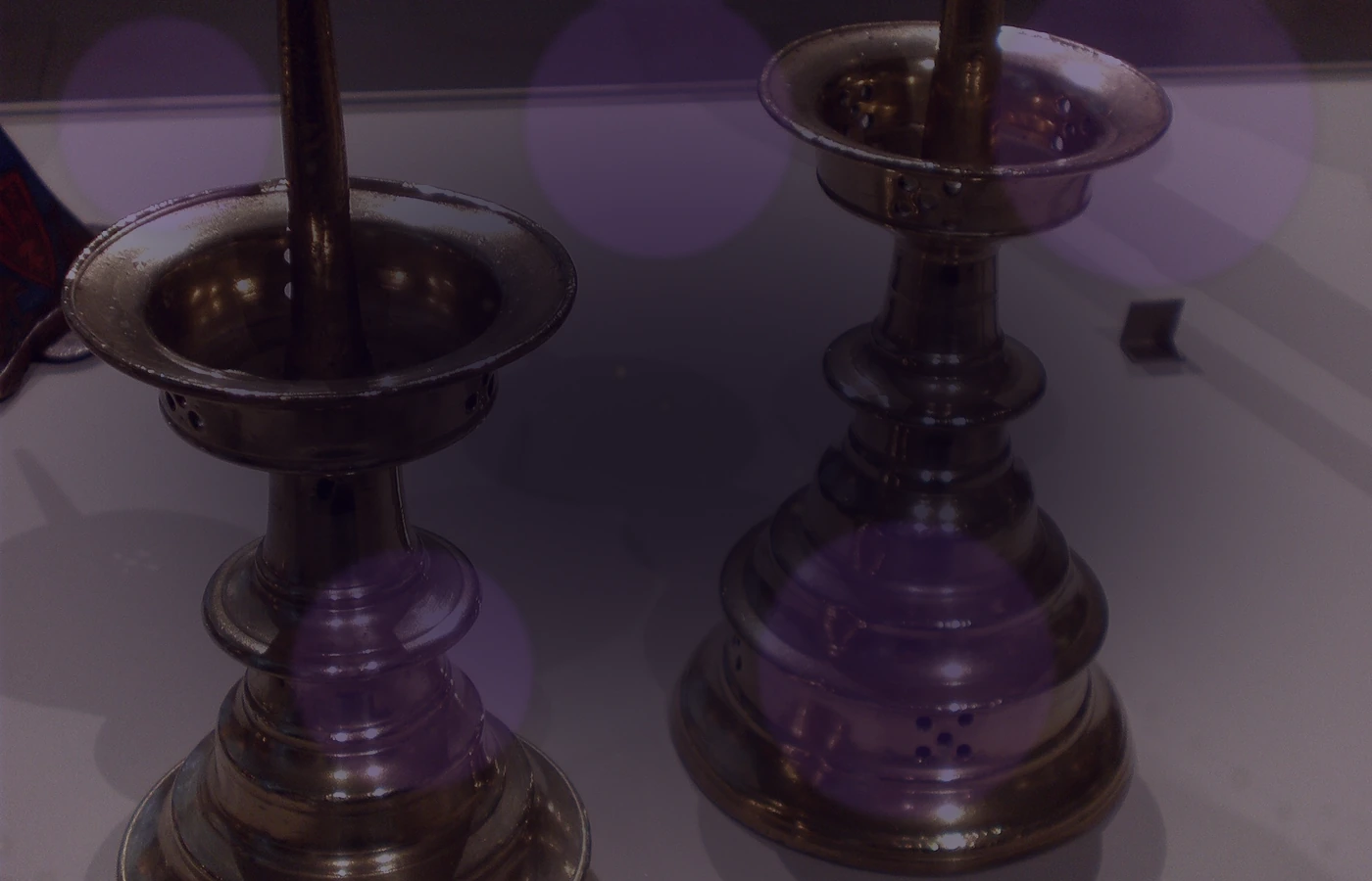 Ritual candles: colors, flame, intention and safety